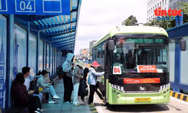 Xe buýt TP Hồ Chí Minh tăng 49% lượng khách sau hơn 2 tháng miễn vé.