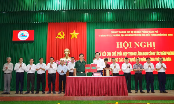 TP Hồ Chí Minh xây dựng thế trận biên phòng toàn dân vững mạnh.