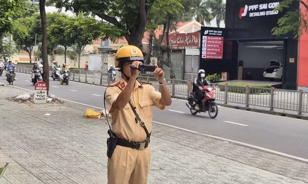 Công bố danh sách 163 xe máy vi phạm trên vỉa hè đường Nguyễn Oanh.