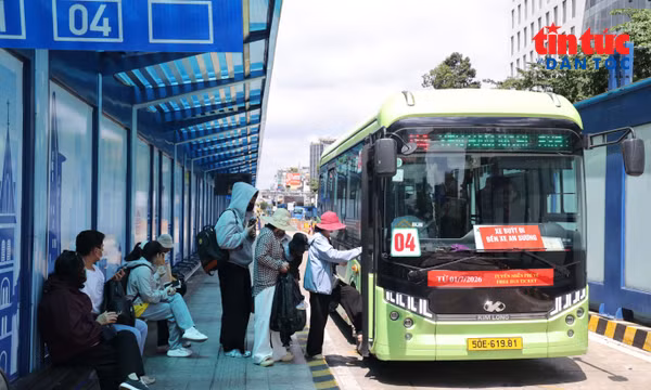 TP Hồ Chí Minh tăng chuyến metro, xe buýt phục vụ lễ truy điệu hài cốt liệt sĩ.
