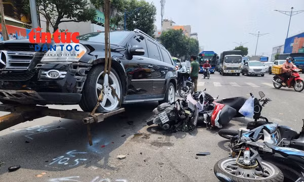 Ô tô tông liên hoàn nhiều xe máy dừng đèn đỏ trên đường Trường Chinh.