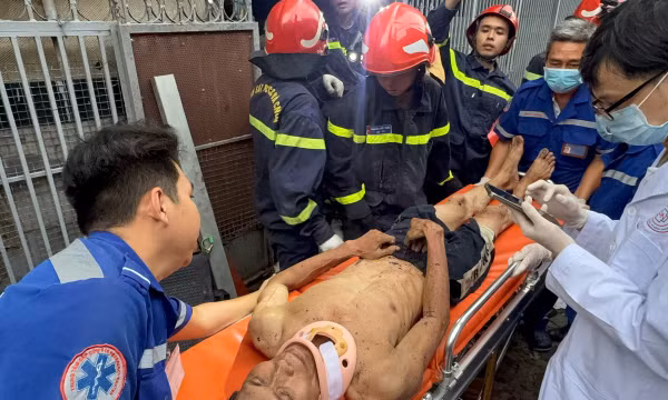 Lực lượng PCCC TP Hồ Chí Minh hỗ trợ đưa nạn nhân bị thương ra ngoài.