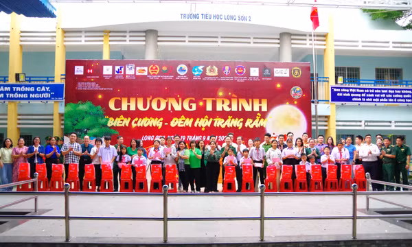 Trung thu ấm áp với thiếu nhi vùng biên giới biển TP Hồ Chí Minh.