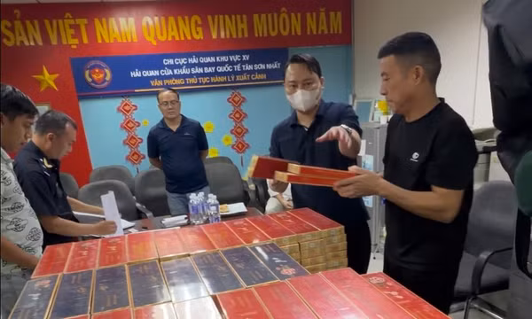 Bắt 4 người Trung Quốc vận chuyển gần 18.000 bao thuốc lá nhập lậu.