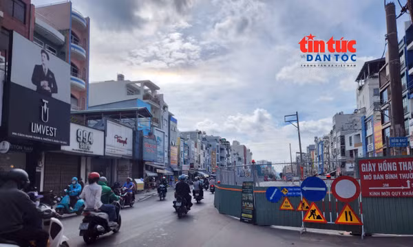 Nhiều nhà ga metro số 2 được rào chắn để thi công.