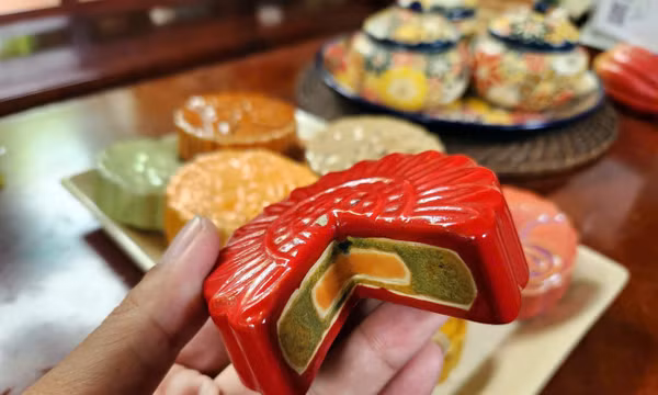 Những chiếc bánh Trung thu quen thuộc được tái hiện bằng chất liệu gốm với màu men, hoa văn, hình dáng sinh động. 