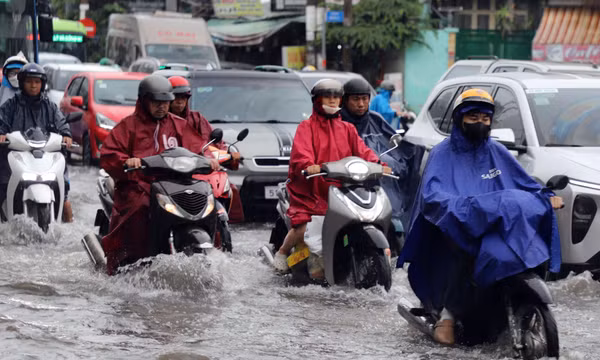 Mưa lớn khiến nhiều tuyến đường cửa ngõ phía Đông Bắc TP Hồ Chí Minh ngập sâu.