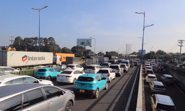 Cửa ngõ TP Hồ Chí Minh đi Đồng Nai ùn tắc kéo dài.