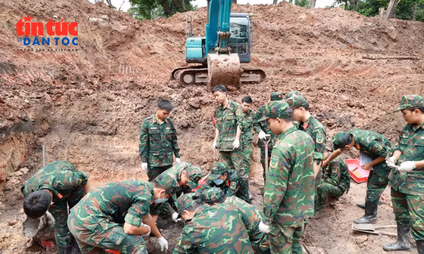 Lực lượng triển khai tìm kiếm, quy tập hài cốt liệt sĩ tại Khu B, Công viên Lê Thị Riêng.