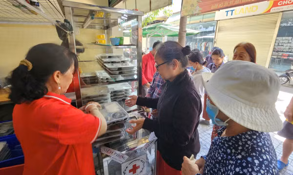 Những suất cơm giá chỉ từ 1.000 - 5.000 đồng tại quán Nghĩa tình Bình Tân đã giúp những người có thu nhập hạn chế giảm bớt một phần chi phí sinh hoạt mỗi ngày.