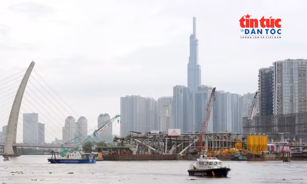 Giải bài toán kỹ thuật thi công bệ trụ cầu đi bộ bắc qua sông Sài Gòn.