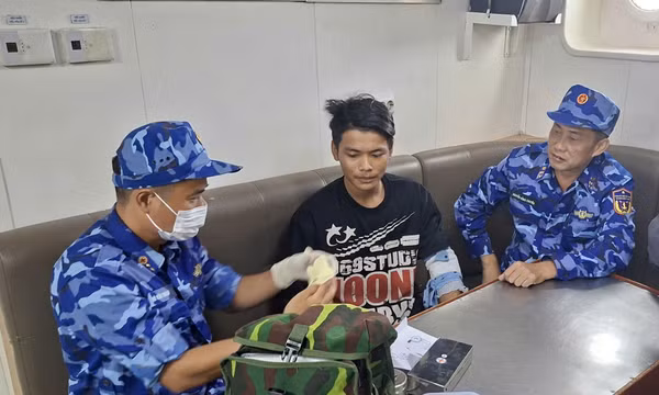 Bộ Tư lệnh Vùng Cảnh sát biển 3 kịp thời hỗ trợ 2 ngư dân bị thương trên biển.