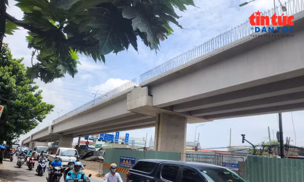 CSGT TP Hồ Chí Minh tăng cường bảo đảm giao thông tại nút giao Ngã tư Đình.