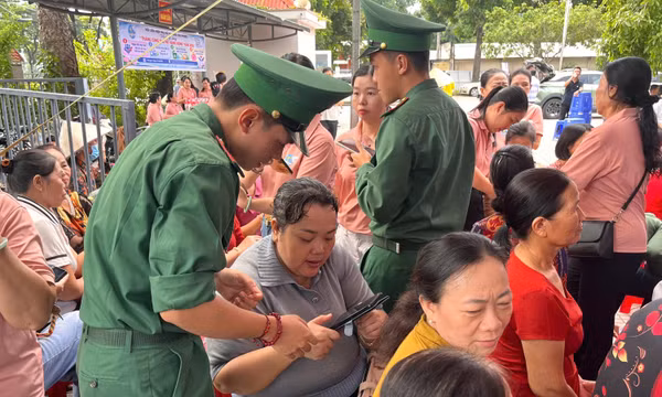 Đồn Biên phòng Long Sơn đồng hành cùng phụ nữ chuyển đổi số.