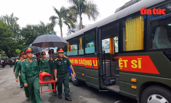Đoàn xe đưa hài cốt liệt sĩ đi qua 11 phường ở TP Hồ Chí Minh.