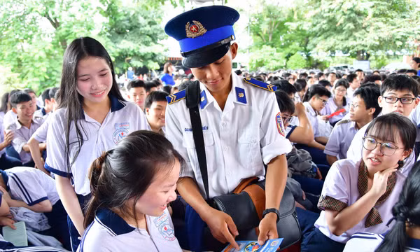 Tuyên truyền pháp luật về biển, đảo và phòng, chống ma túy cho học sinh.
