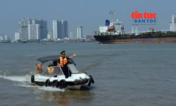 Bảo đảm an toàn hàng hải khi vận chuyển nhịp chính cầu đi bộ qua sông Sài Gòn.