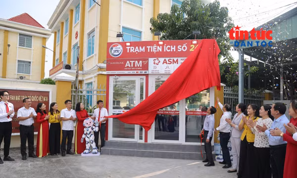UBND xã Hưng Long ra mắt "Trạm Tiện ích số 24/7" phục vụ người dân và doanh nghiệp tiếp cận nền tảng số.