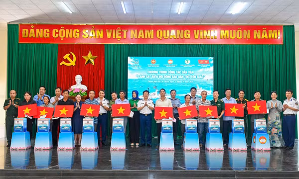 Cảnh sát biển tuyên truyền pháp luật, đồng hành cùng ngư dân.