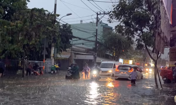 TP Hồ Chí Minh tiếp tục mưa lớn, nguy cơ ngập gia tăng do triều cường