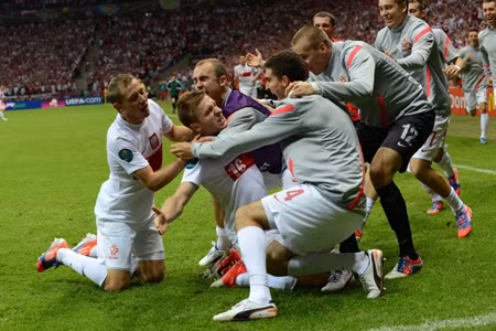 EURO 2012: Xung đột đẫm máu giữa CĐV Nga - Ba Lan ảnh 1