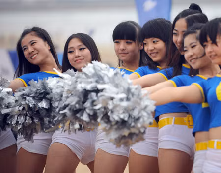 Kiều nữ cổ vũ bóng ném bãi biển ảnh 2