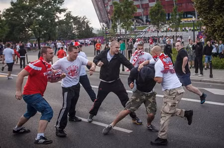 EURO-2012: Tổng thống Ba Lan chỉ trích CĐV gây rối ảnh 1