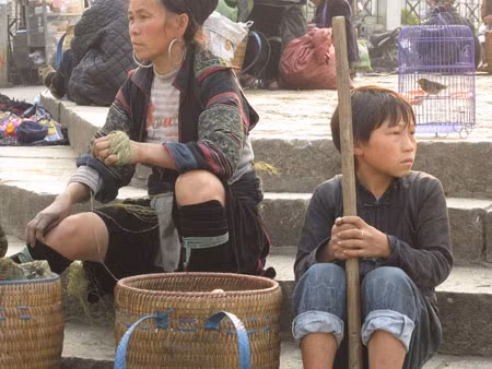 Nhọc nhằn trẻ em Mông ở thiên đường Sapa ảnh 3