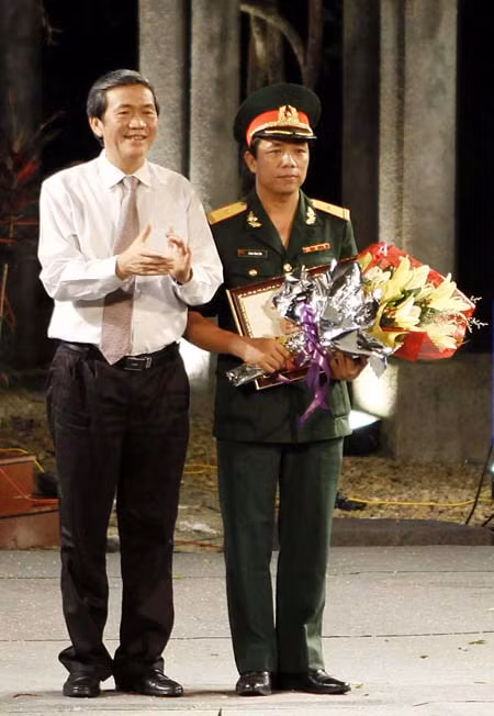 Trao giải cuộc thi viết “Những tấm gương bình dị mà cao quý” ảnh 1