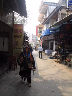 Nhọc nhằn trẻ em Mông ở thiên đường Sapa ảnh 2