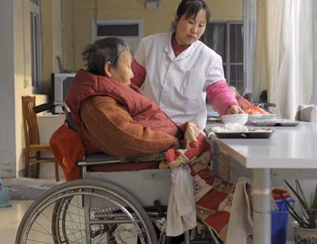 Báo động tình trạng người cao tuổi bị đối xử tồi tệ ảnh 1