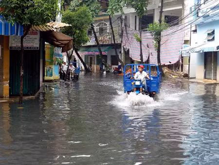 Mưa lớn, nhiều tuyến đường ở TPHCM bị ngập ảnh 3