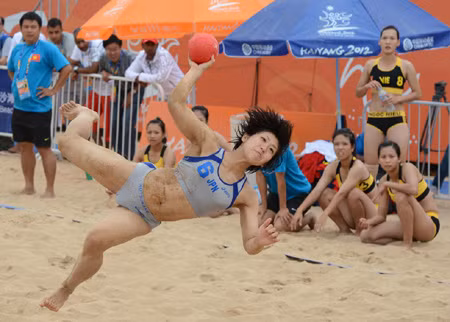 Kiều nữ cổ vũ bóng ném bãi biển ảnh 7
