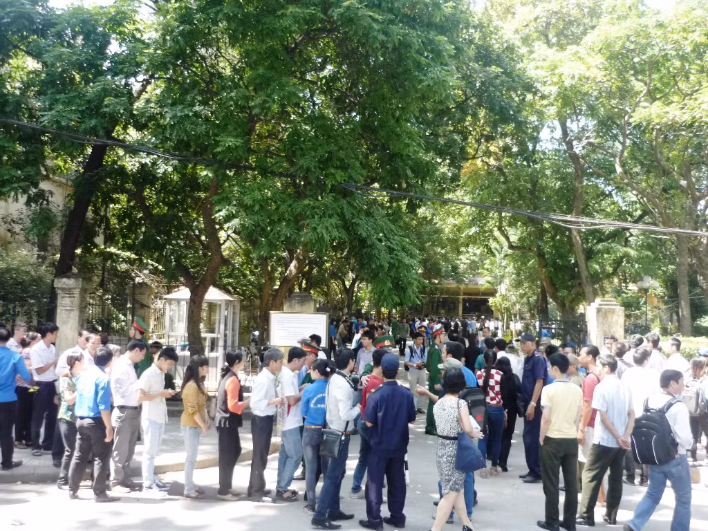 Đội nắng xếp hàng chờ viếng Đại tướng Võ Nguyên Giáp ảnh 19