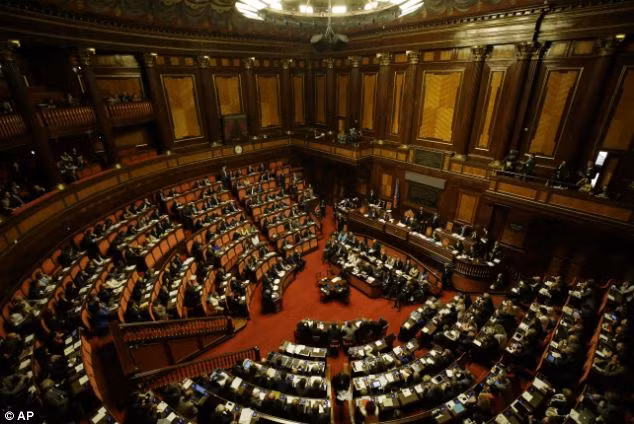 Thủ tướng Italia vượt qua bỏ phiếu tín nhiệm ảnh 1