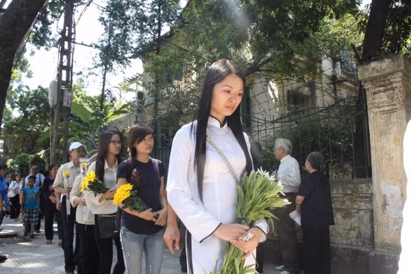 Thế hệ trẻ cả nước đến viếng Đại tướng Võ Nguyên Giáp ảnh 3