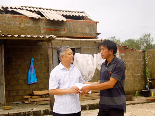 Miền Trung khắc phục hậu quả bão số 10 ảnh 1