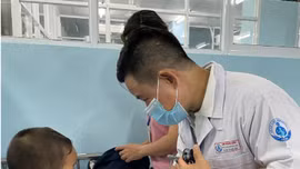 Nhiều bệnh viện phía Nam thiếu thuốc, bệnh nhi mắc tay chân miệng 'dồn' lên TP Hồ Chí Minh điều trị