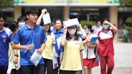 Thí sinh vui vẻ hoàn thành bài thi tổ hợp kỳ thi tốt nghiệp THPT 2024 tại TP Hồ Chí Minh
