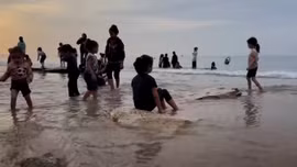 Người dân, trẻ em Gaza thư giãn trên bãi biển trong thời gian ngừng bắn
