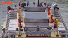 Thưởng ngoạn cảnh đẹp Paris mùa Olympic trên con thuyền lắp bằng Lego