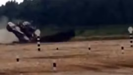 Xe tăng T-72 lộn nhào như diễn xiếc tại Nga 