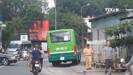 Chuyển làn bất ngờ, xe buýt gây tai nạn chết người