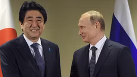 Thủ tướng Nhật chạy nhanh tới bắt tay ông Putin