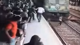 Khiếp vía cô gái trẻ đâm sầm vào đầu tàu hỏa đang lao tới