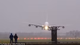 Xem siêu máy bay A380 hạ cánh kiểu "cua bò"