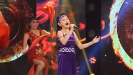 Clip cô bé 'Tắc kè hoa' Hiền Trân 'đốt cháy' sân khấu với Ngọn lửa cao nguyên