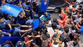 Kinh hãi xe cảnh sát Philippines tông người biểu tình