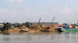 Người dân bức xúc đốt tàu khai thác cát sỏi