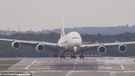 Xem Airbus-A380 tròng trành trong gió sân bay